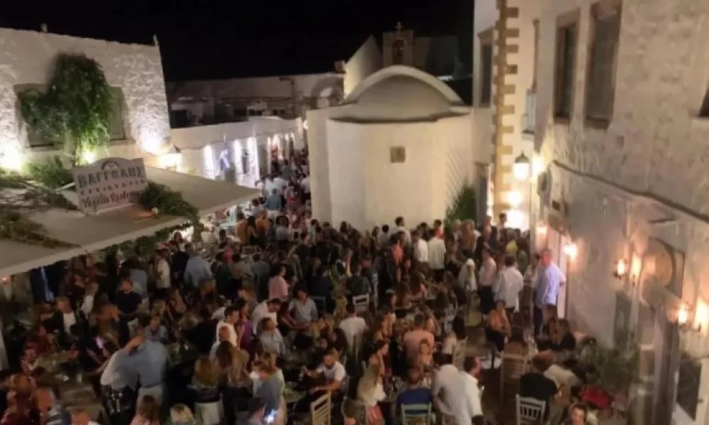 Δεκαπενταύγουστος: Πανηγύρι και συνωστισμός στο Μεγάλο Περιστέρι Ιωαννίνων - Εικόνες συνωστισμού και στην Πάτμο (Βίντεο)